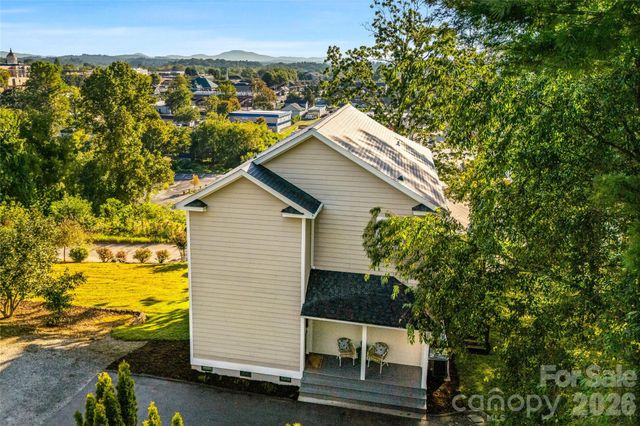 14 Summit Circle, Hendersonville, NC 28739