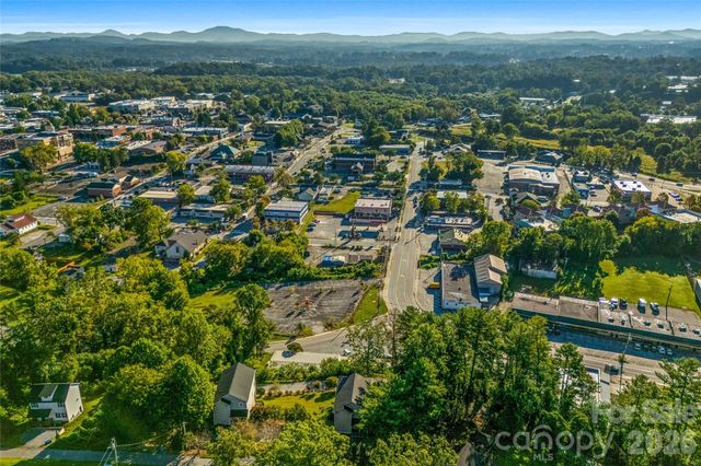 14 Summit Circle, Hendersonville, NC 28739