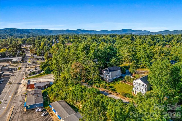 14 Summit Circle, Hendersonville, NC 28739