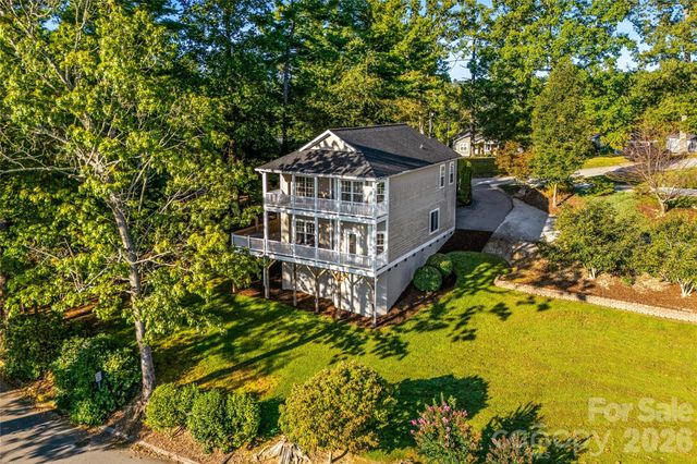 14 Summit Circle, Hendersonville, NC 28739