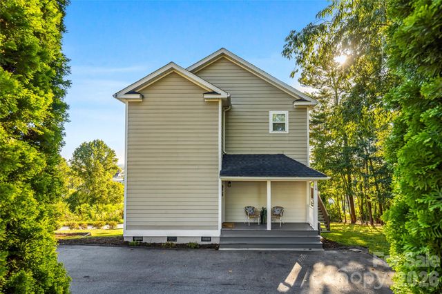 14 Summit Circle, Hendersonville, NC 28739