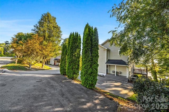 14 Summit Circle, Hendersonville, NC 28739