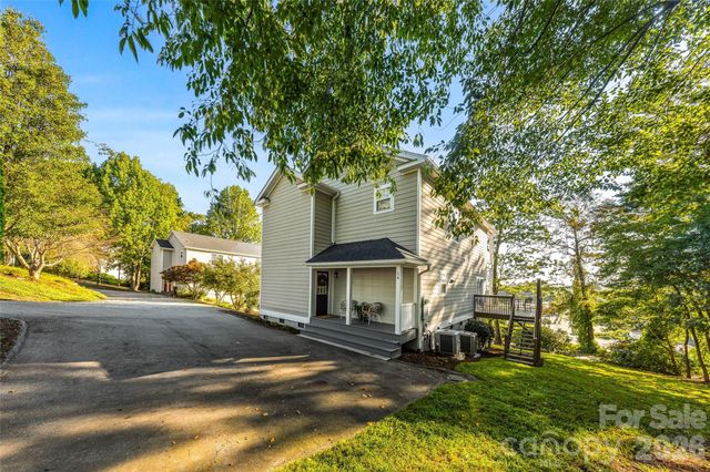 14 Summit Circle, Hendersonville, NC 28739
