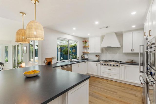 1821 Hawk View Drive, Encinitas, CA 92024