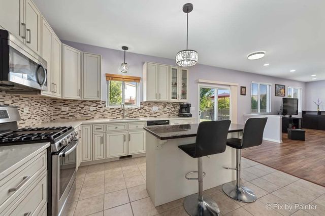 905 Shelter Island Lane, Pingree Grove, IL 60140