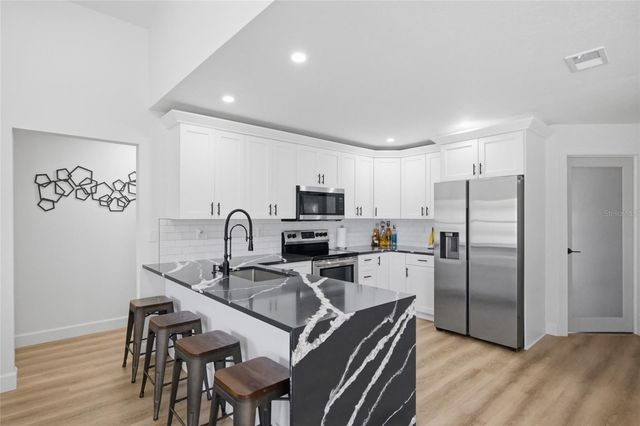 2212 LAKE BAY WAY, Brandon, FL 33511