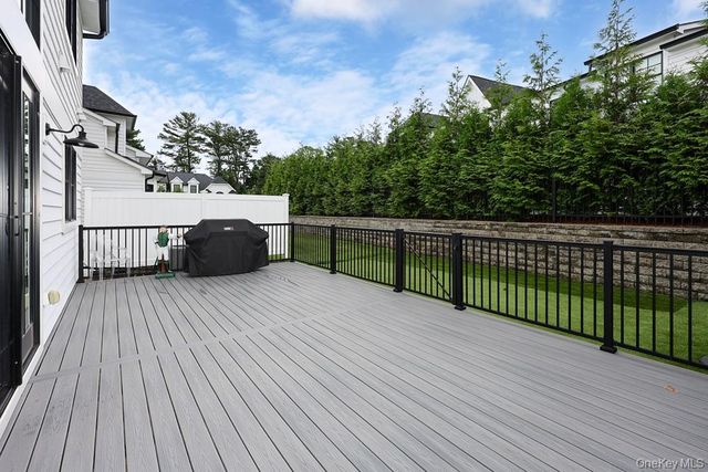 115 Three Ponds Lane E, Woodbury, NY 11797