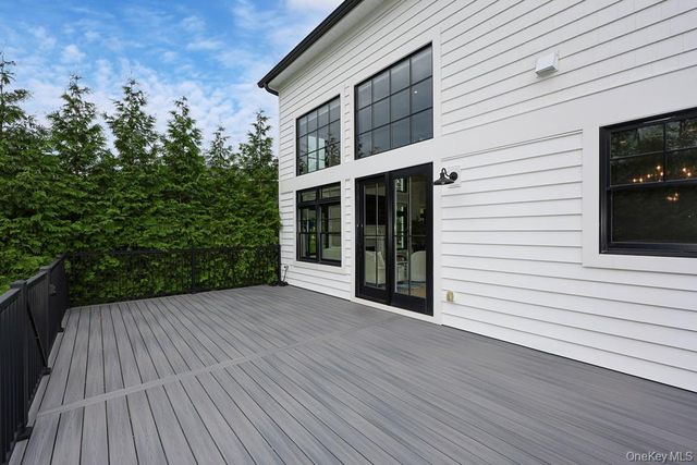 115 Three Ponds Lane E, Woodbury, NY 11797