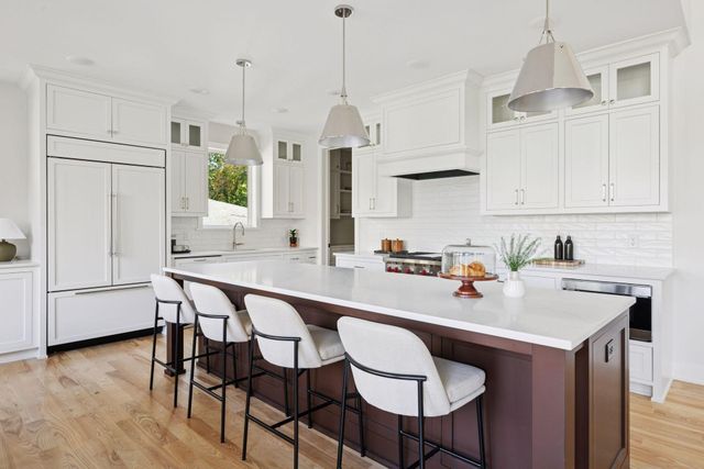 631 Callahan Place, Mendota Heights, MN 55118