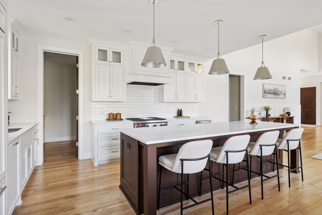 631 Callahan Place, Mendota Heights, MN 55118