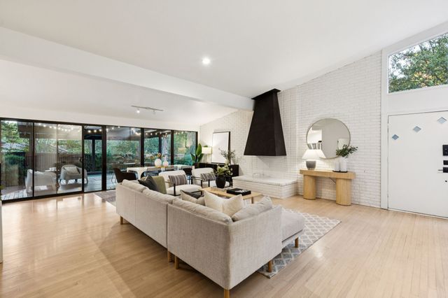 2849 Claudette Avenue, Dallas, TX 75211