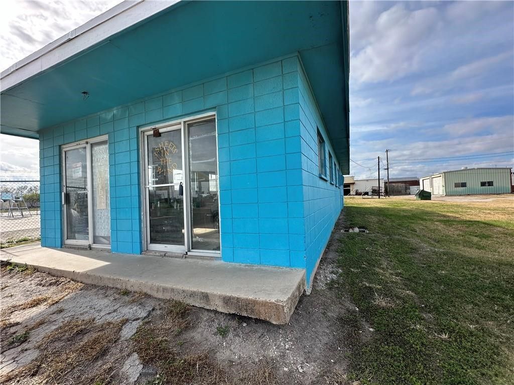 101 Mcintyre Ave, Taft, TX 78390 — exterior