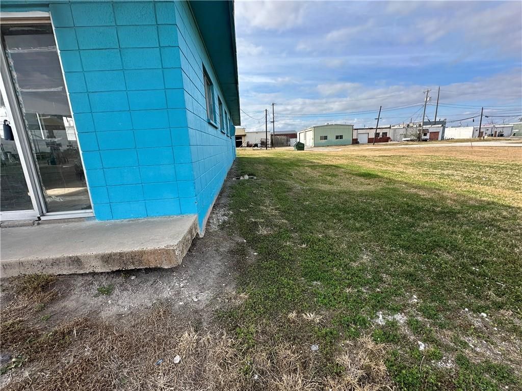 101 Mcintyre Ave, Taft, TX 78390 — photo 2