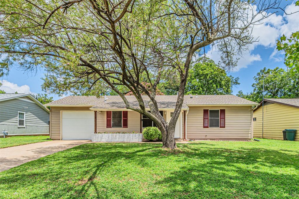 906 Aransas Drive, Euless, TX 76039