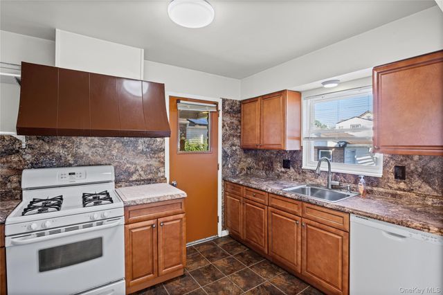 6 Grenville Court, East Rockaway, NY 11518