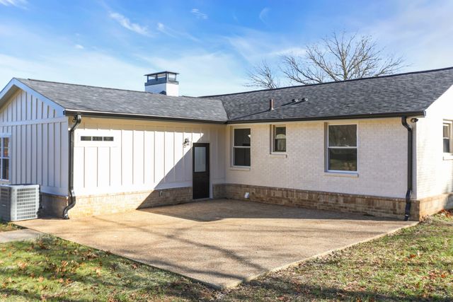 1399 Saundersville Rd, Hendersonville, TN 37075