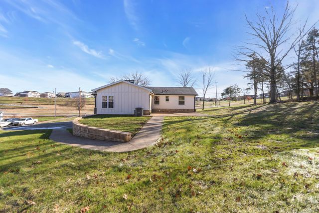 1399 Saundersville Rd, Hendersonville, TN 37075