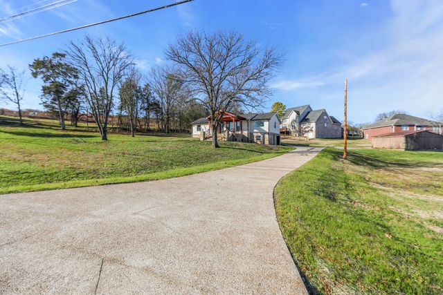 1399 Saundersville Rd, Hendersonville, TN 37075