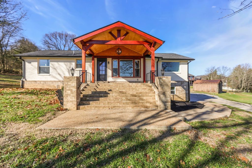 1399 Saundersville Rd, Hendersonville, TN 37075
