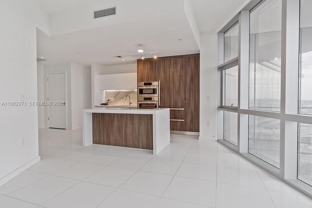 851 NE 1st Ave 2102, Miami, FL 33132