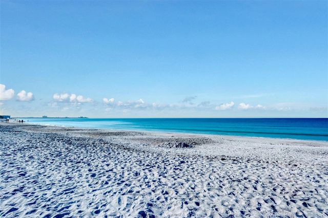 800 BENJAMIN FRANKLIN DRIVE 202, Sarasota, FL 34236