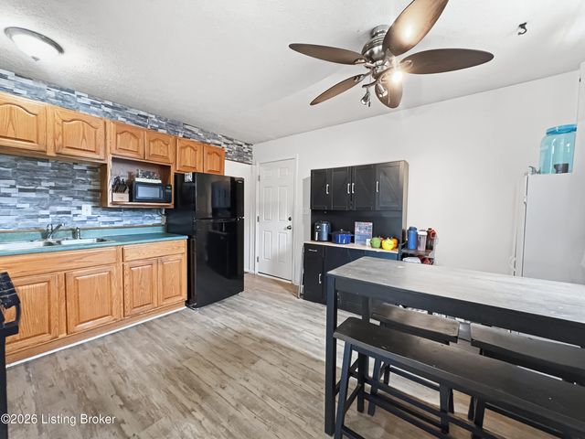 4906 Lesabre Dr, Louisville, KY 40216
