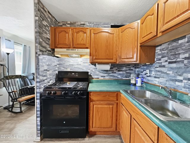 4906 Lesabre Dr, Louisville, KY 40216
