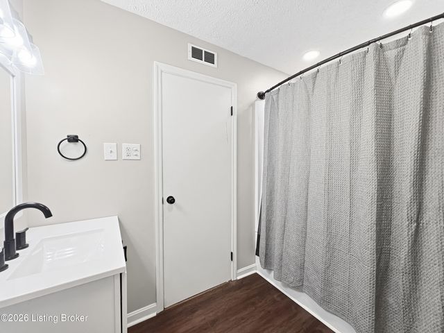 4906 Lesabre Dr, Louisville, KY 40216