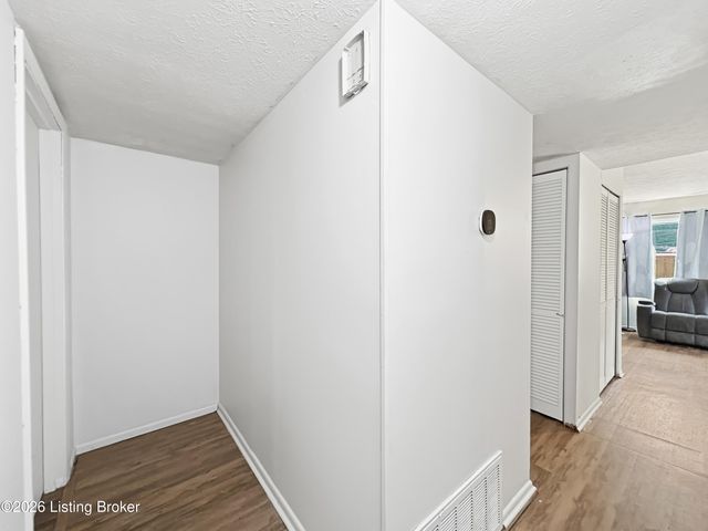 4906 Lesabre Dr, Louisville, KY 40216