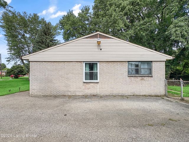 4906 Lesabre Dr, Louisville, KY 40216