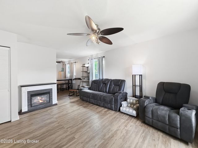 4906 Lesabre Dr, Louisville, KY 40216