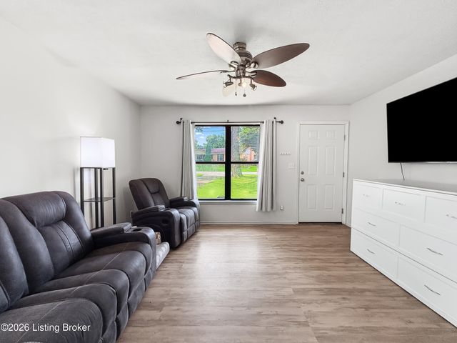4906 Lesabre Dr, Louisville, KY 40216