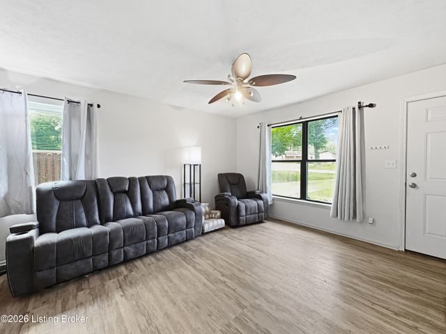 4906 Lesabre Dr, Louisville, KY 40216