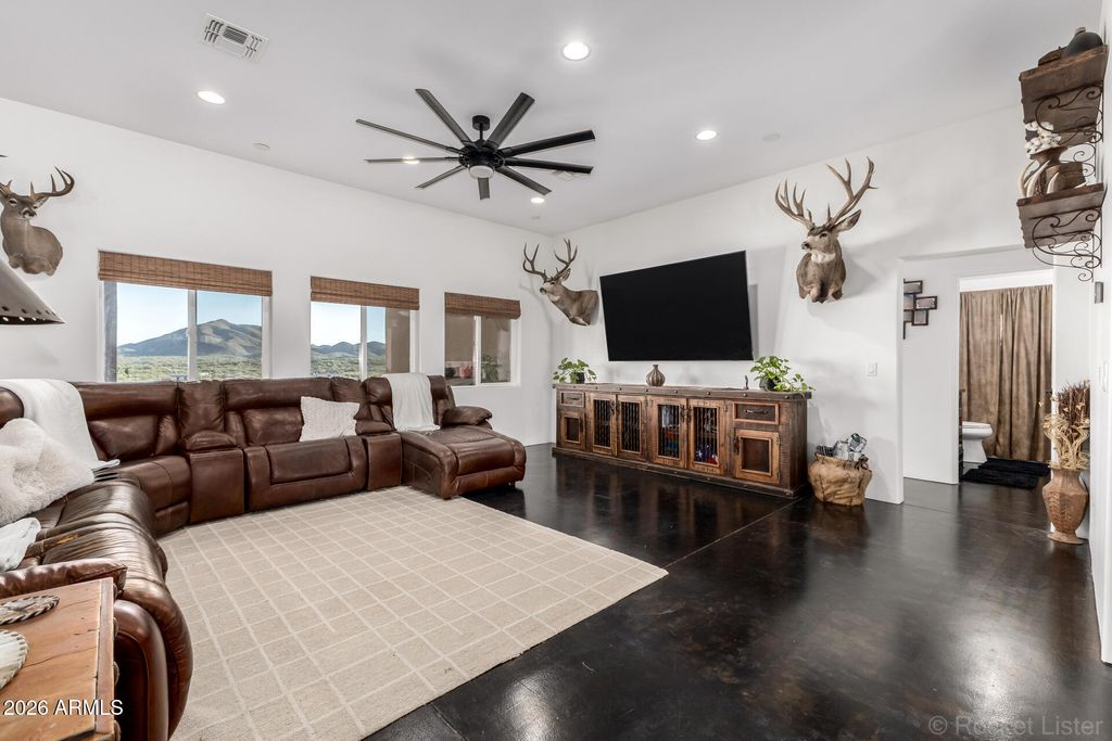 Image 10 of property listing at 48148 N 16th Lane, New River, AZ 85087