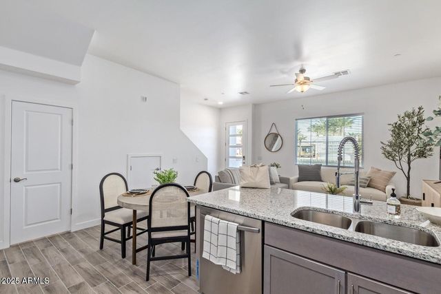 3230 E Thomas Road Unit 124, Mesa, AZ 85213