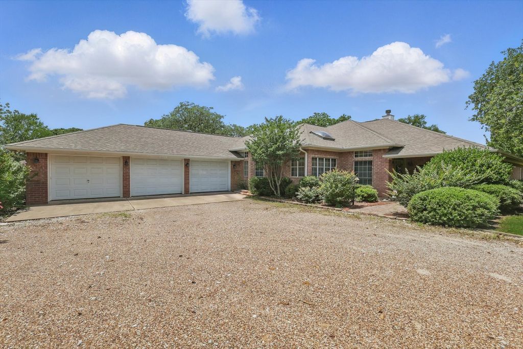 114 E IRIQUOIS Drive, Gainesville, TX 76240
