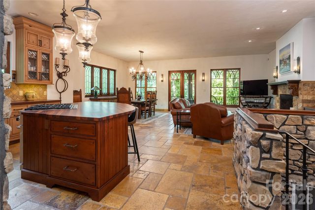18 Woodlink Road, Asheville, NC 28801
