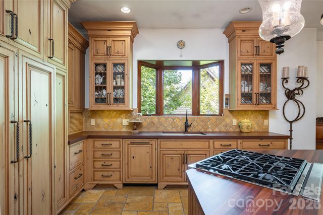 18 Woodlink Road, Asheville, NC 28801