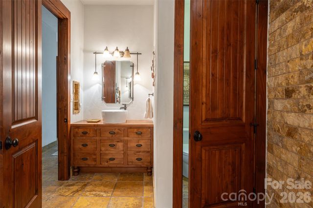 18 Woodlink Road, Asheville, NC 28801