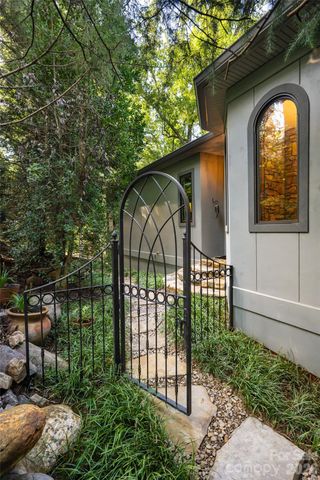 18 Woodlink Road, Asheville, NC 28801