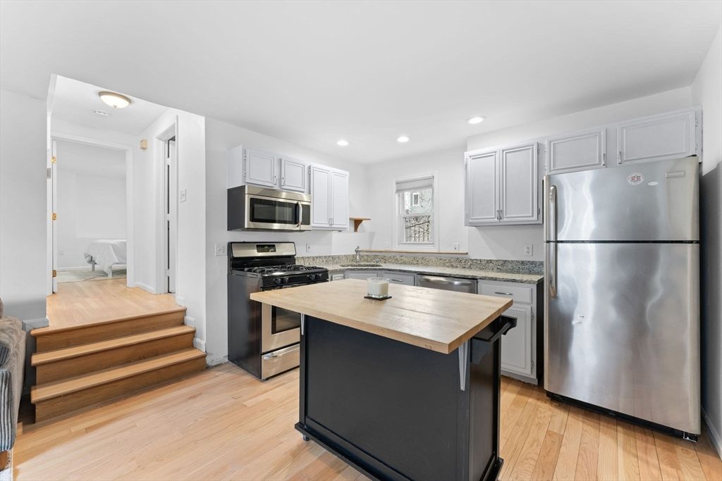 224 W 6th St 1, Boston, MA 02127