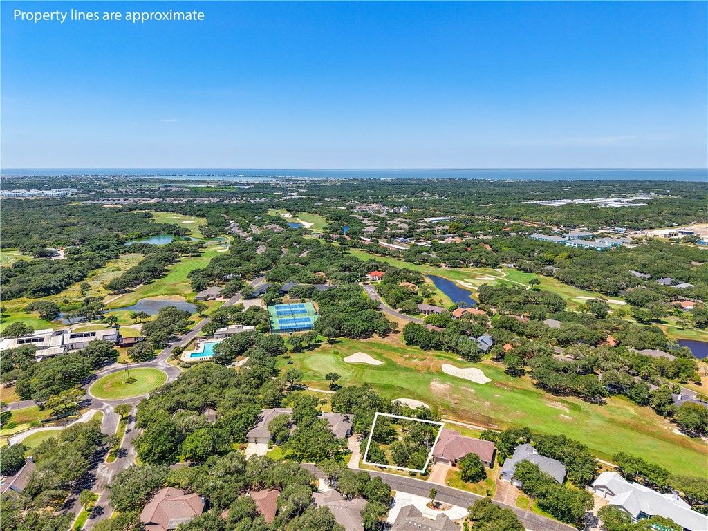 124 Peachtree Dr, Rockport, TX 78382 — photo 2