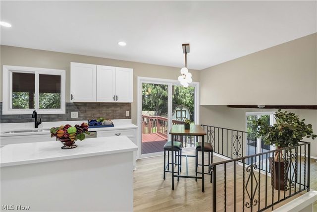 1581 N Circle View Drive, Seven Hills, OH 44131