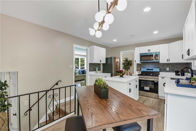 1581 N Circle View Drive, Seven Hills, OH 44131