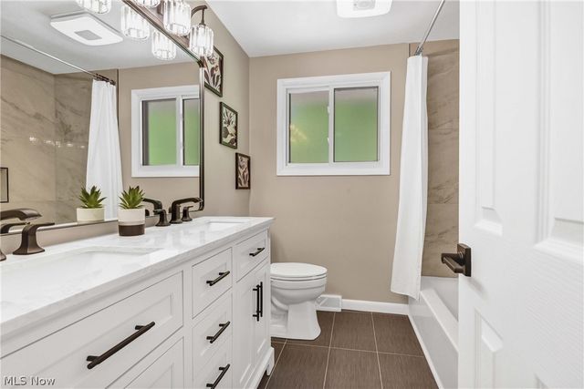 1581 N Circle View Drive, Seven Hills, OH 44131