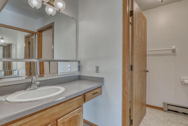 W176N9734 Riversbend CIRCLE E, Germantown, WI 53022