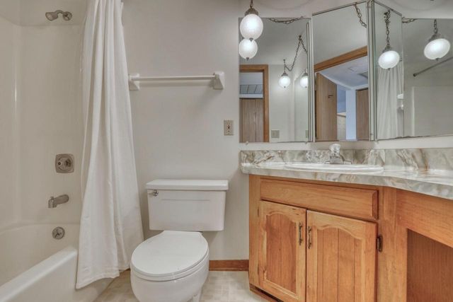 W176N9734 Riversbend CIRCLE E, Germantown, WI 53022