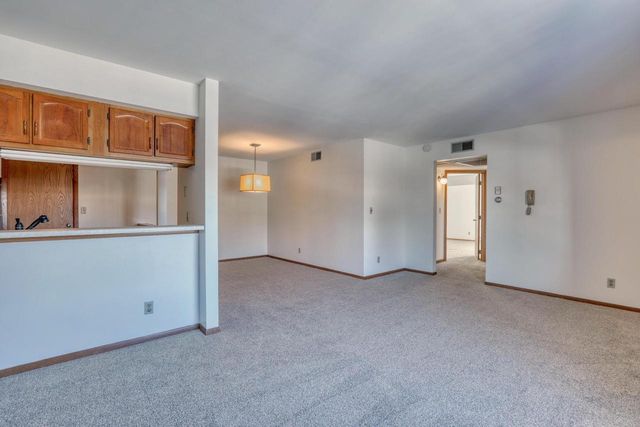 W176N9734 Riversbend CIRCLE E, Germantown, WI 53022