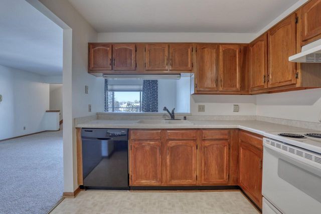 W176N9734 Riversbend CIRCLE E, Germantown, WI 53022