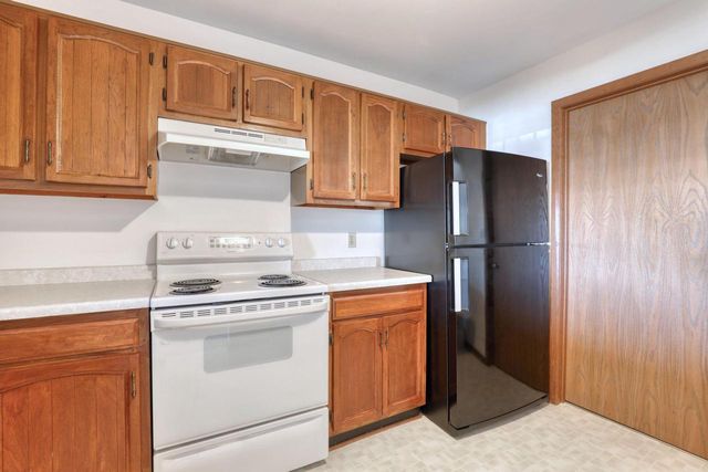 W176N9734 Riversbend CIRCLE E, Germantown, WI 53022